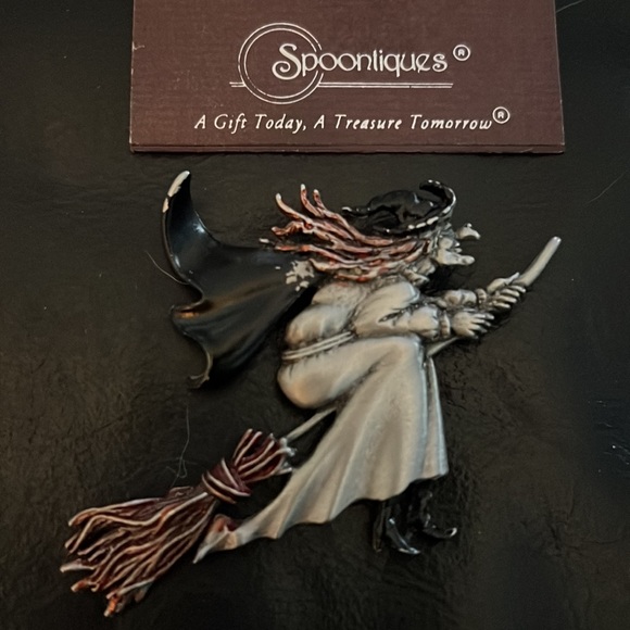 Vintage Brooch - Witch on Broom Pin Art by Spoontiques - pewter, rare. - Picture 2 of 6